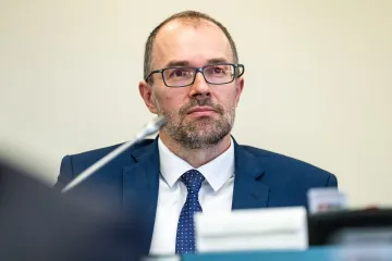 Policie stíhá muže, který napadl a zranil starostu Dvora Králové