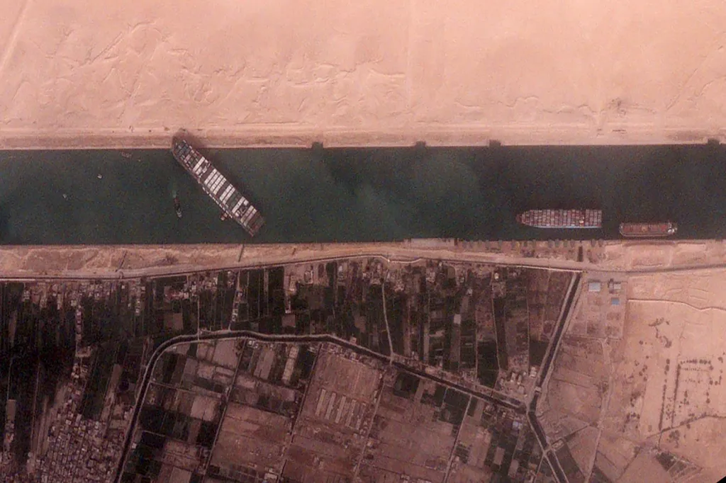 Kontejnerová loď Ever Given po najetí na břeh zablokovala Suezský průplav. Loď na své palubě veze zboží v hodnotě zhruba 200 miliard korun.