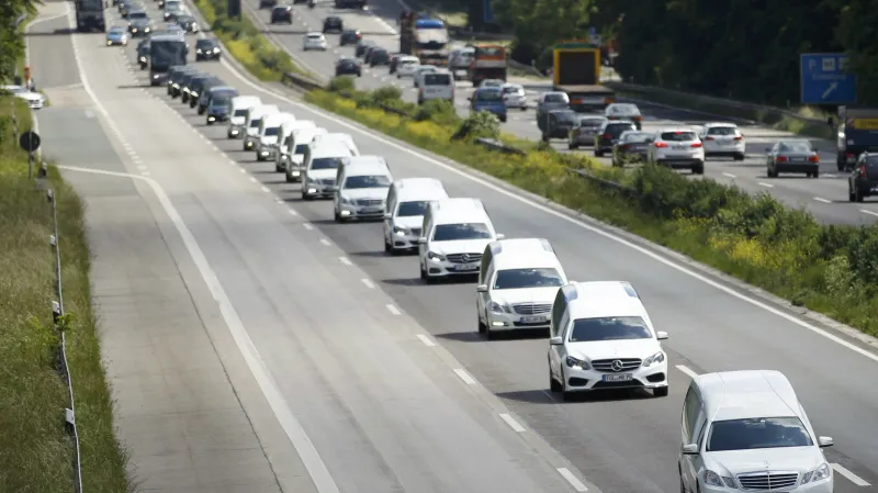 Konvoj pohřebních vozů míří do Halternu