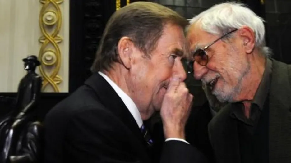 Václav Havel při přebírání Ceny Franze Kafky 2010 (vlevo spisovatel Jiří Stránský)