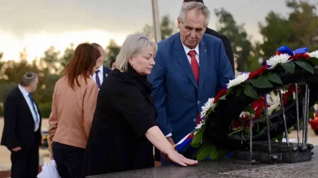 Prezident Miloš Zeman s manželkou u Herzlova hrobu v Izraeli