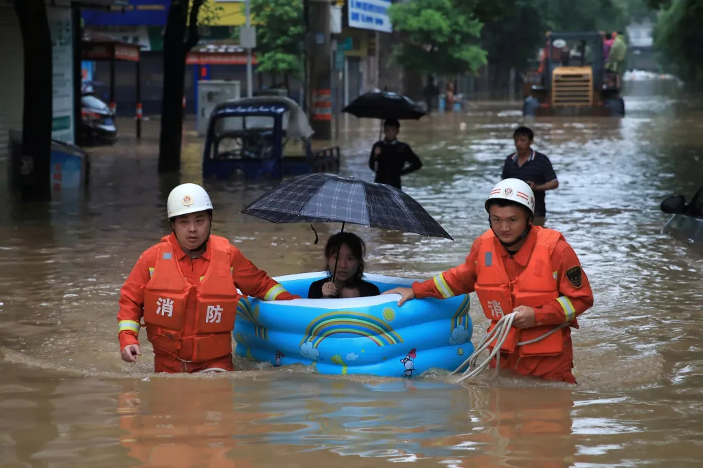 Silné deště zasáhly část Číny, v provincii Ťiang-si bylo nutné evakuovat lidi ze zatopených domů