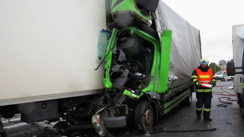 Jeden z řidičů utrpěl těžká zranění