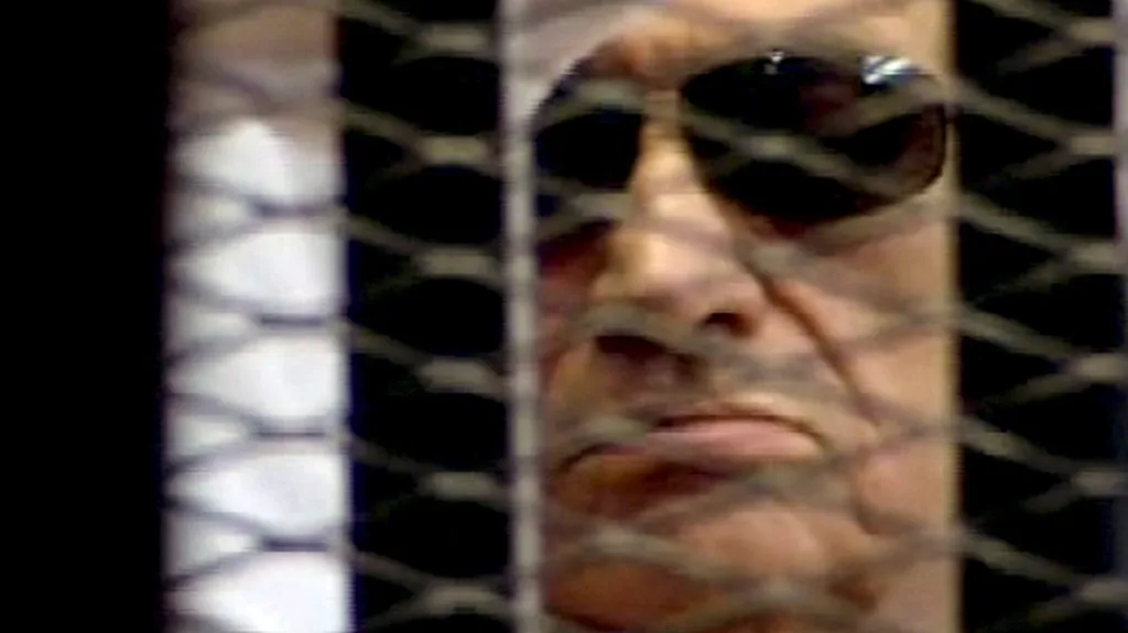 Husní Mubarak u soudu (záběr Egyptské státní televize)