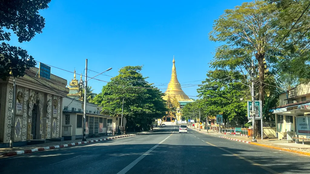 Odpůrci myanmarské vojenské vlády připomněli celostátní „tichou stávkou“ první výročí převratu