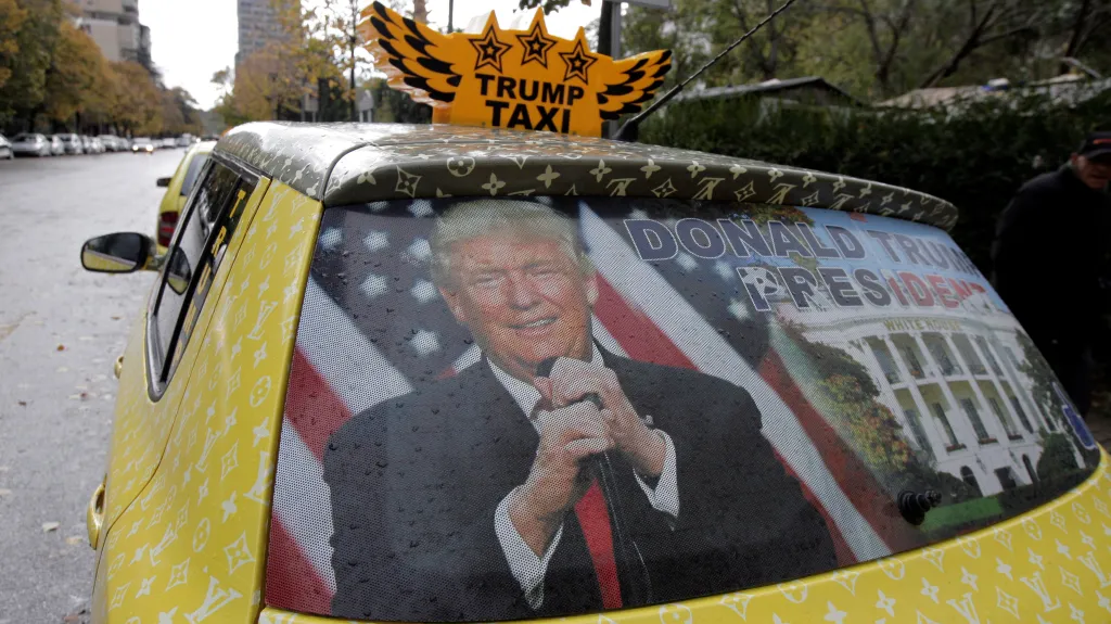 Albánský taxikář v Tiraně oslavuje Trumpovo vítězství