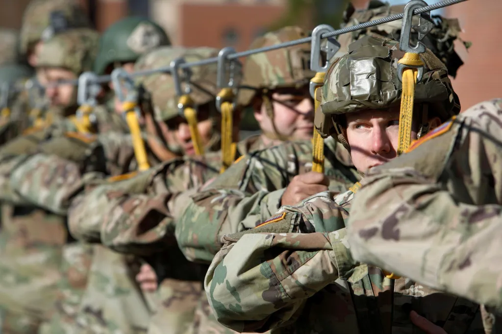 Příprava výsadku 82. výsadkové divize americké armády během cvičení v Kolumbii