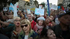 Protest proti škrtům argentinského prezidenta Mileie v oblasti veřejného školství