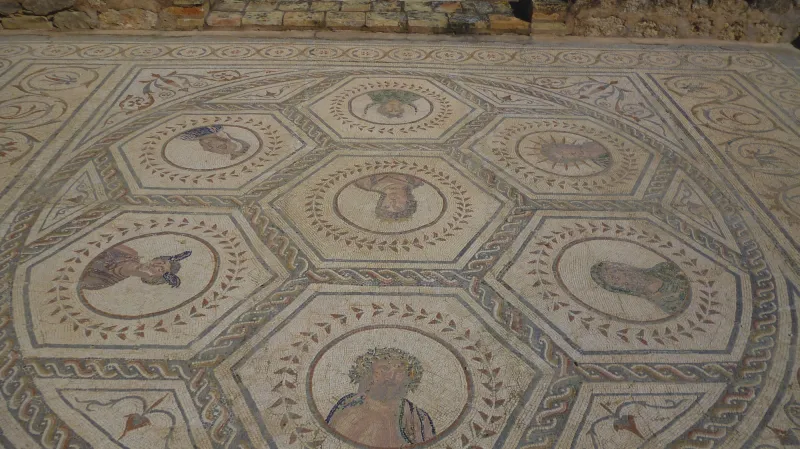 Mozaika s výjevy z antické mytologie
