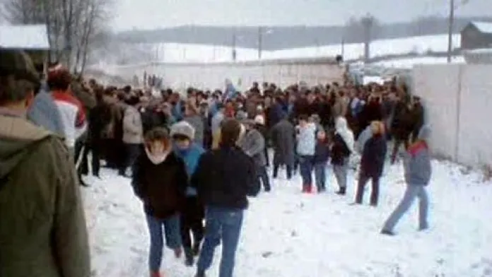Příbuzní a přátelé, kteří se 38 let neviděli, se poprvé mohli setkat 9. prosince 1989, kdy část 
mödlareuthské zdi padla.