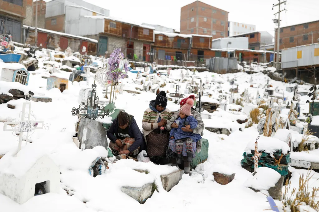 O důlní neštěstí není v oblasti nouze. Rodiny navštěvují hroby svých příbuzných, kteří přišli o život během práce, na hřbitově v La Rinconadě