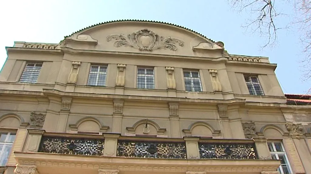 Zámek v Hrochově Týnci