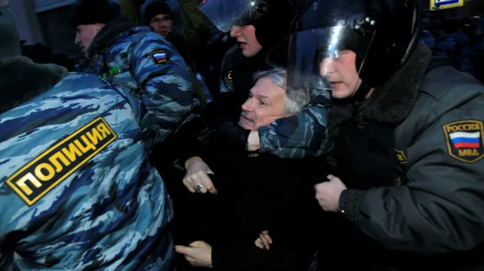 Ruská policie zatýká Eduarda Limonova