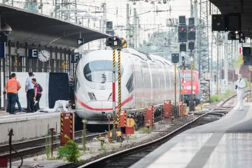 Za to, že v Německu strčil před vlak ženu a dítě, bude muž dlouhodobě na psychiatrii