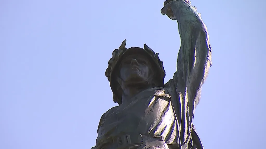 Bronzová socha rudoarmějce na Moravském náměstí v Brně