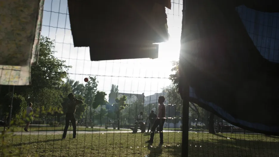 Děti migrantů hrající si v budapešťském parku