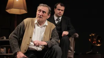 V roli logopeda Lionela Loguea se představí Ladislav Frej