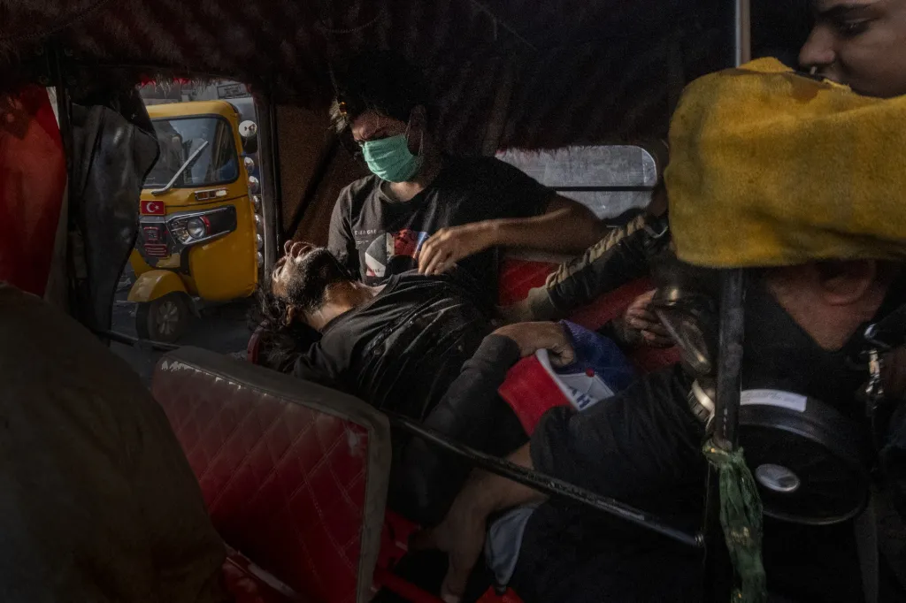 Nominace v sekci samostatná fotografie: Ricardo García Vilanova se snímkem Unconscious Protester during the Tishreen Revolution (Protestující v bezvědomí během demonstrací v Iráku). Muž pomáhá kamarádovi v bezvědomí. Zraněn byl při vypálení kouřového granátu přímo do lidí během protivládních protestů v iráckém Bagdádu 15. listopadu
