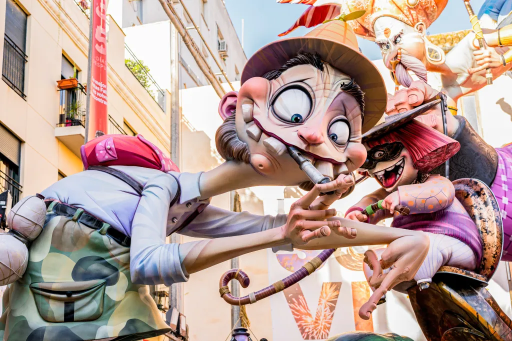 Las Fallas vhání do ulic Valencie radost každý rok od 15. do 19. března a přípravy trvají celý rok. Letošní ročník byl z obav před šířením onemocnění covid-19 přesunutý na datum 1. až 5. září