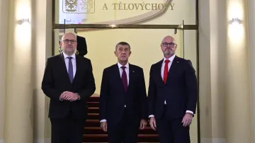 Premiér Andrej Babiš z ANO (uprostřed) uvedl do funkce ministra školství, mládeže a tělovýchovy za ANO Roberta Plagu (vpravo). Vlevo je na snímku končící ministr Mikuláš Bek (STAN)