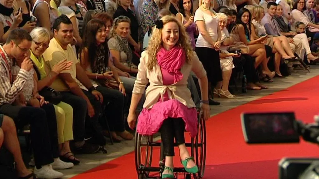 Modelka vozíčkářka při přehlídce