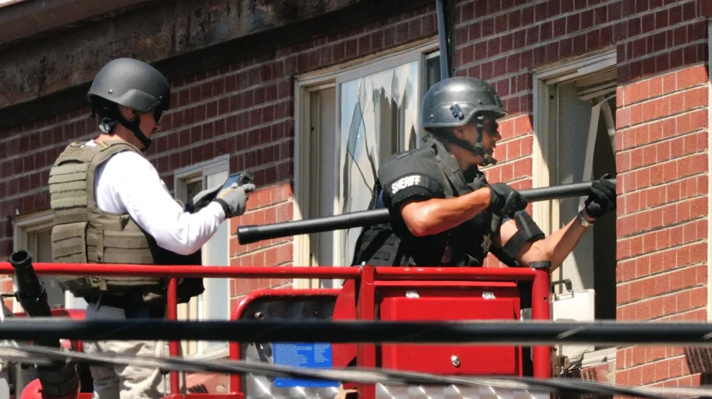 Pyrotechnici likvidují výbušniny ve střelcově bytě