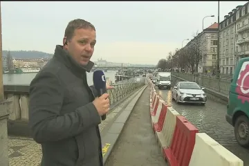 Na Rašínově nábřeží v Praze musí řidiči jezdit kvůli opravě kolejí po náplavce