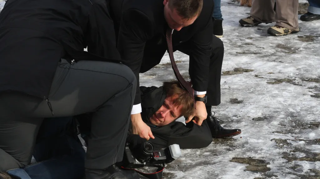 Muže, který hodil po prezidentovi rajče, zadržela policie