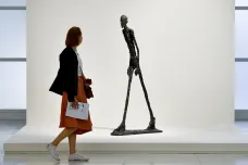 Kráčející muž Alberta Giacomettiho došel až do Prahy. Velká výstava přibližuje slavného sochaře