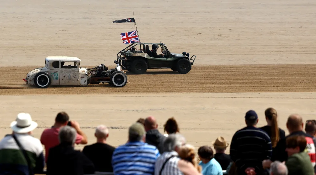 Diváci z bezpečné vzdálenosti pozorují závody