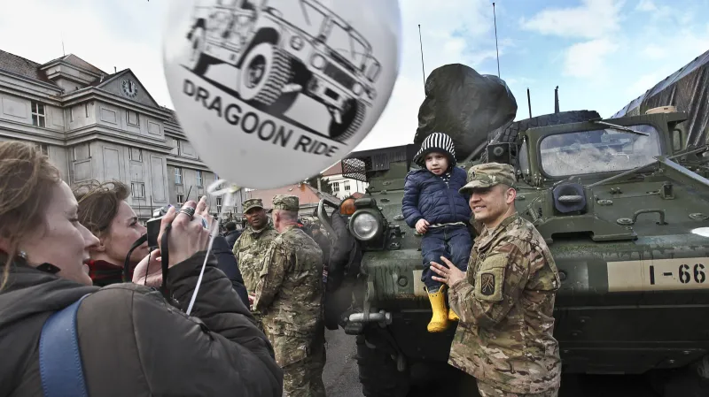 Americký konvoj v Praze vítaly stovky lidí