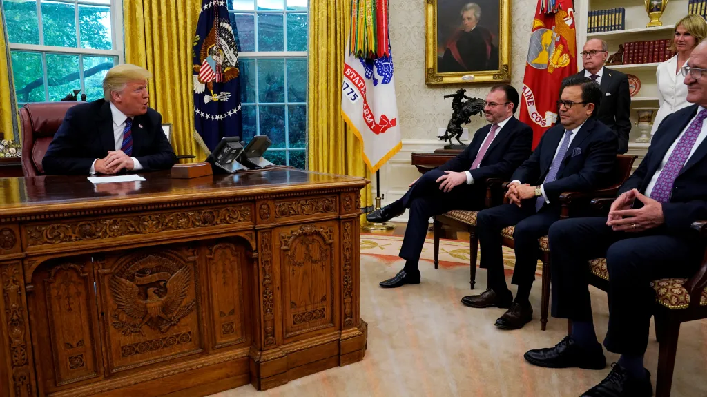 Trump při setkání s mexickou delegací v Bílém domě