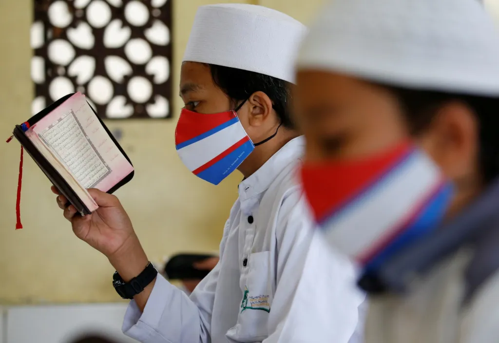 Muslimští studenti z internátní školy Daarul Qur'an Al Kautsar v indonéském Bogoru v provincii Západní Jáva studují Korán
