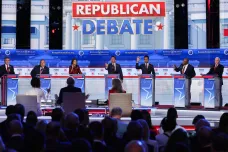 Sedmero republikánů se přelo o pozornost v druhé debatě. Trump ji opět ignoroval