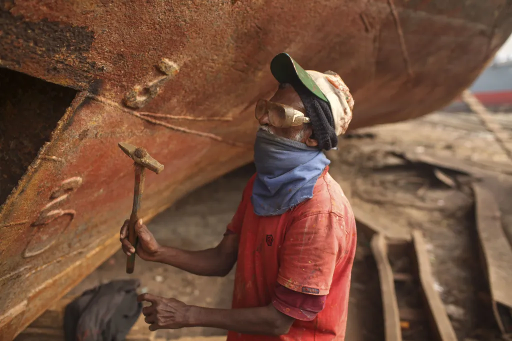 Dělník pracující v loděnici na břehu řeky Buriganga