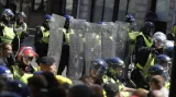 Britská policie zasahuje na demonstraci