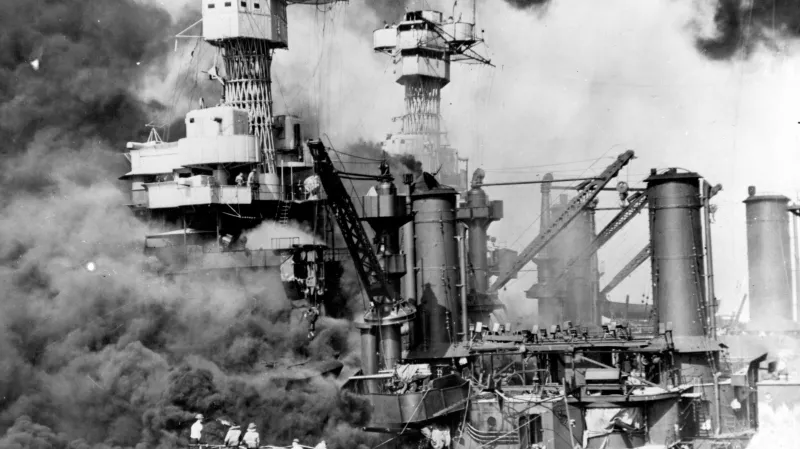Záchrana přeživších z lodi USS West Virginia