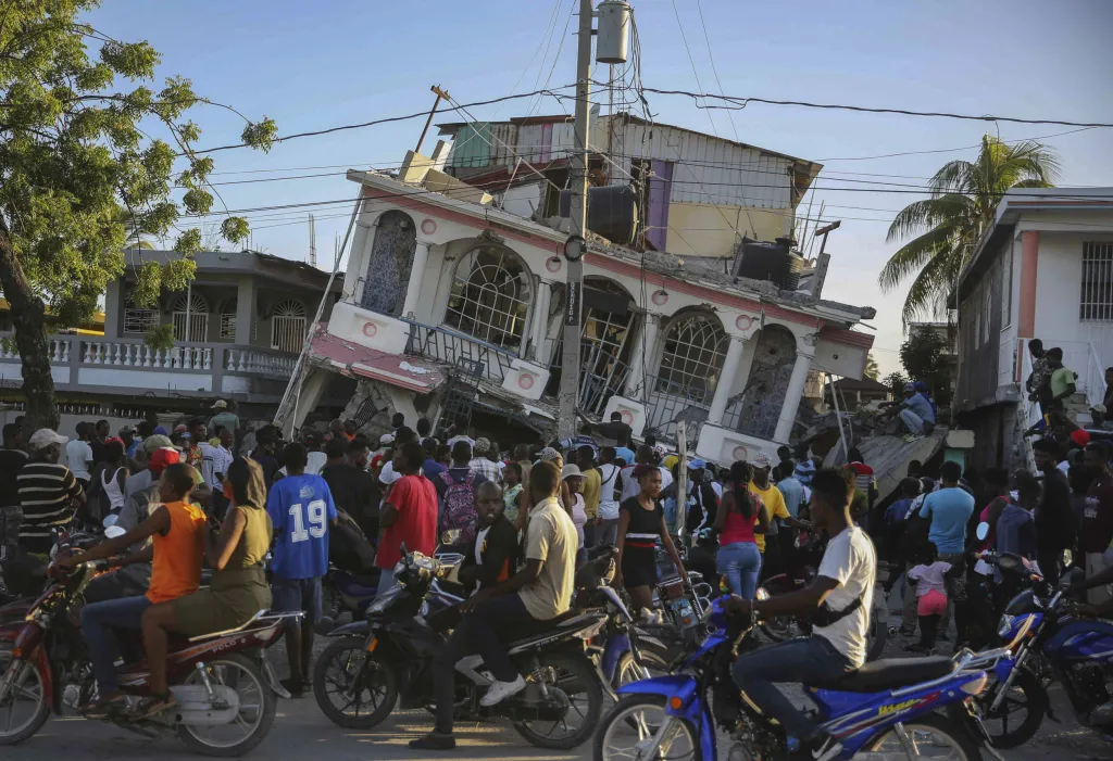Následky zemětřesení na Haiti, které postihlo jih země, může zkomplikovat příchozí tropická bouře. Fotografie ukazují situaci ve městech Les Cayes a Saint-Louis-du-Sud