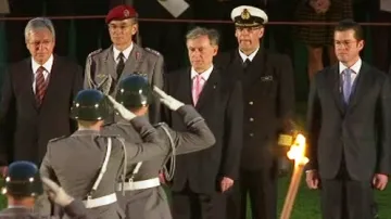 Vojenské čepobití na počest odstupujícího prezidenta Köhlera