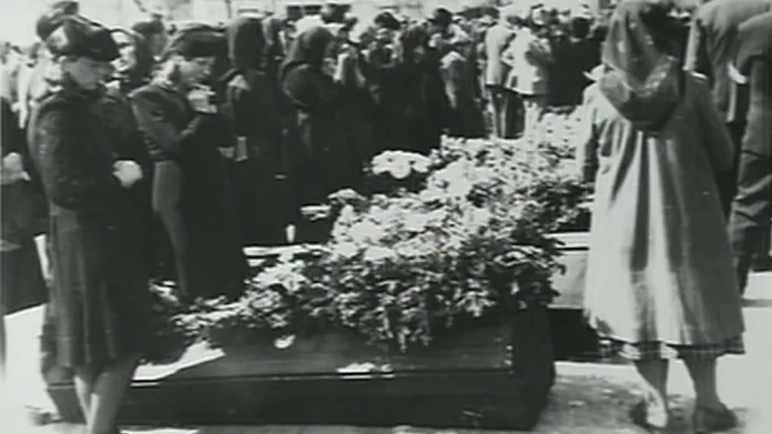 Pohřeb obětí výbuchu letecké pumy v Hrotovicích