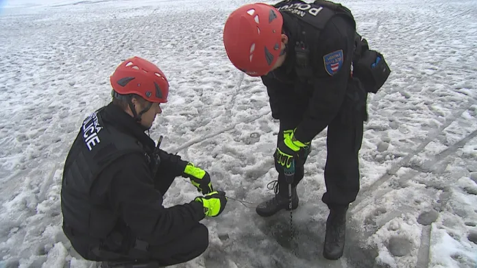 Strážníci pravidelně kontrolují tloušťku ledu na přehradě