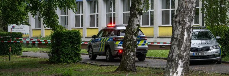 Oběť napadení u školy v Pardubicích zemřela. Podezřelého policie zadržela