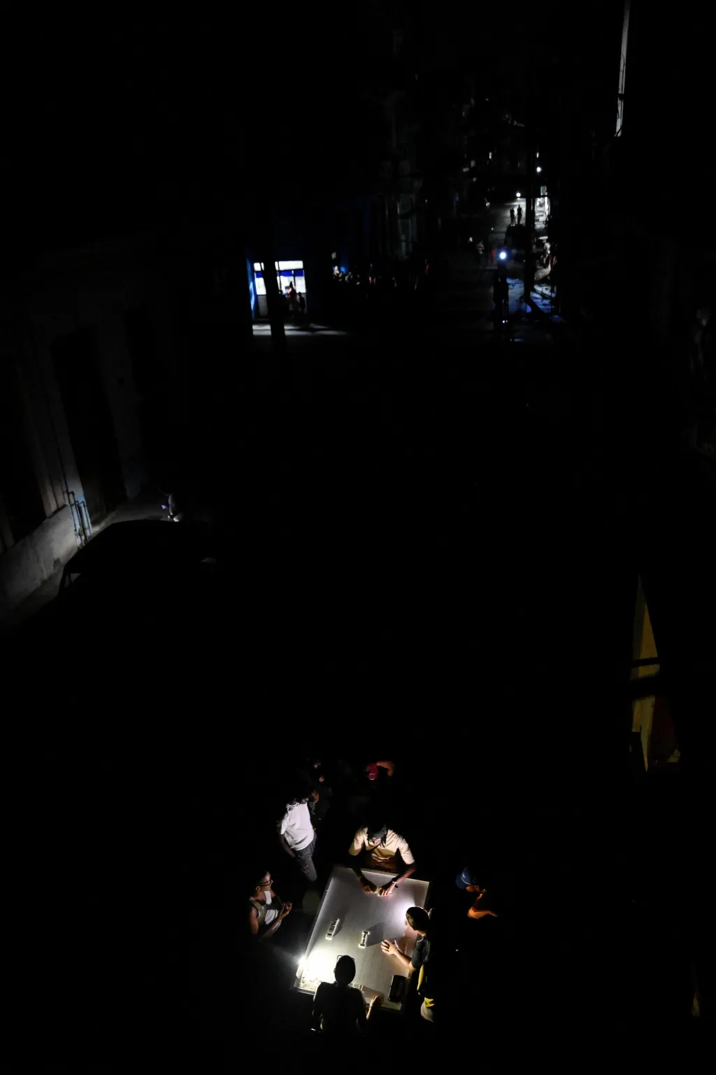 Výpadek proudu neodradil Kubánce od hraní domina