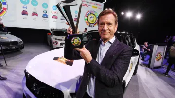 Šéf automobilky Volvo Hakan Samuelsson s oceněním pro model XC40