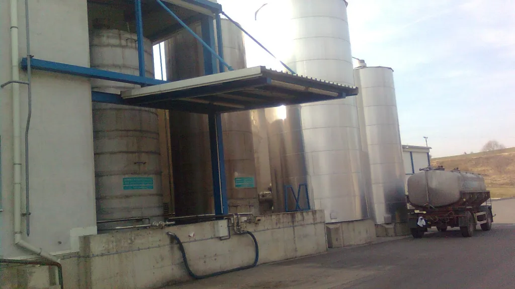 Dva dělníci se otrávili při čištění tanků na syrovátku