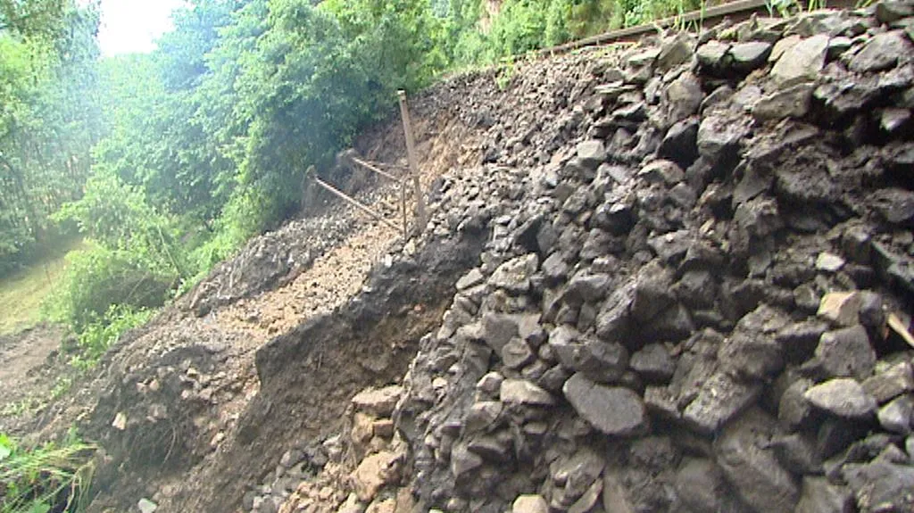 Sesutý svah, který zastavil železniční spojení