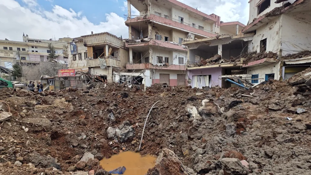 Následky izraelského náletu ve vesnici Nabí Šít ve východním Libanonu