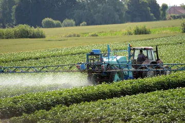 Až čtvrtina půdy pro organické farmaření a výrazně méně hnojiv a pesticidů, plánuje Komise