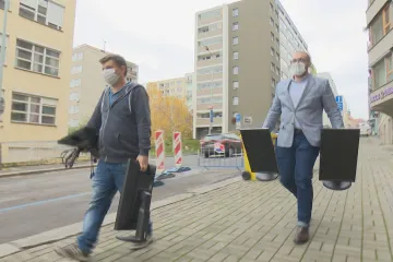 Dobrovolníci dovezli darované počítače do Chanova. Pomohou s distanční výukou