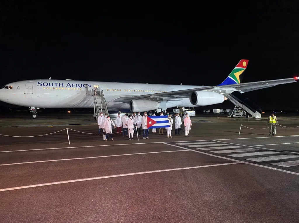 Letadlo s kubánskými zdravotníky v Jihoafrické republice